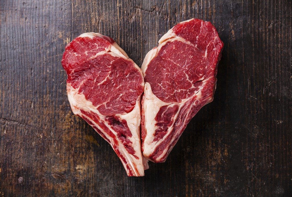 steaks in hartvorm op houten achtergrond